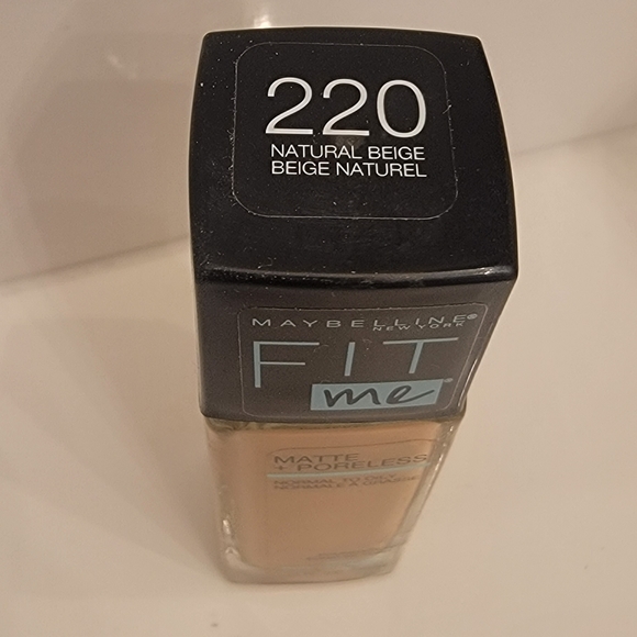 NEW Maybelline 220 fit me matte foundation Natural Beige - Picture 3 of 4